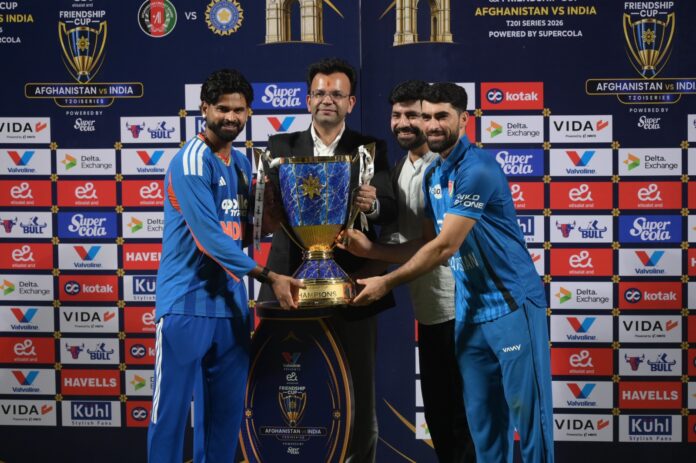भारतीय कप्तान श्रेयस अय्यर और अफगानिस्तान के कप्तान इब्राहिम जादरान को फ्रेंडशिप कप सौंपते डीडीसीए अध्यक्ष रोहन जेटली