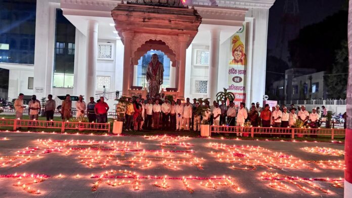 सेवा संकल्प अभियान के तहत नगर निगम परिसर में महापौर डॉ. मंगलेश श्रीवास्तव ने मशाल जलाकर दीप प्रज्वलन कार्यक्रम का शुभारंभ किया।