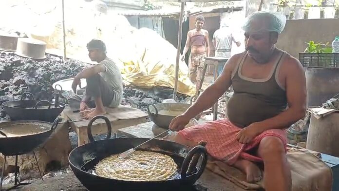 जलेबी बनाते दुकानदार
