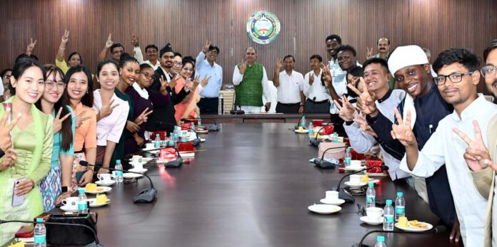 कुलपति प्रो. बीआर कम्बोज विद्यार्थियों के साथ।