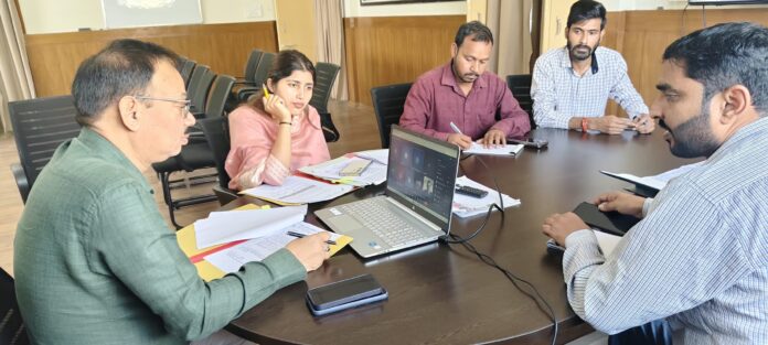 पौड़ी में जिला गंगा समिति की मासिक बैठक लेते सीडीओ