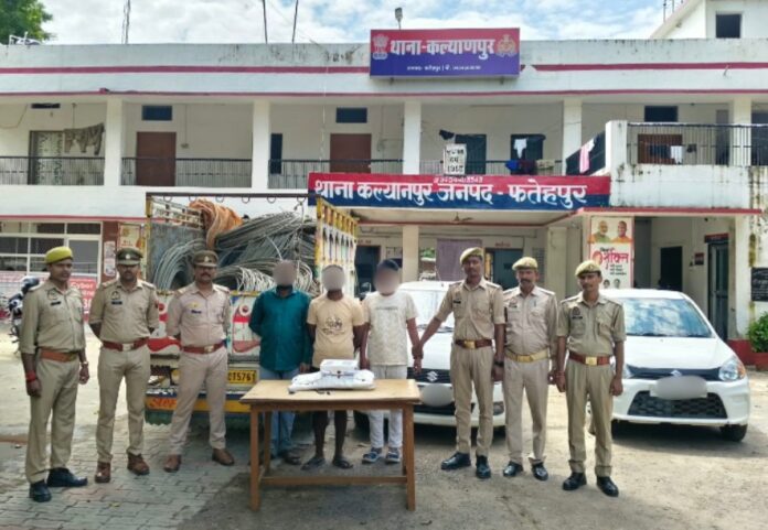 विद्युत तार चोर गिरोह के सदस्यों को गिरफ्तार कर घटना का खुलासा करती पुलिस
