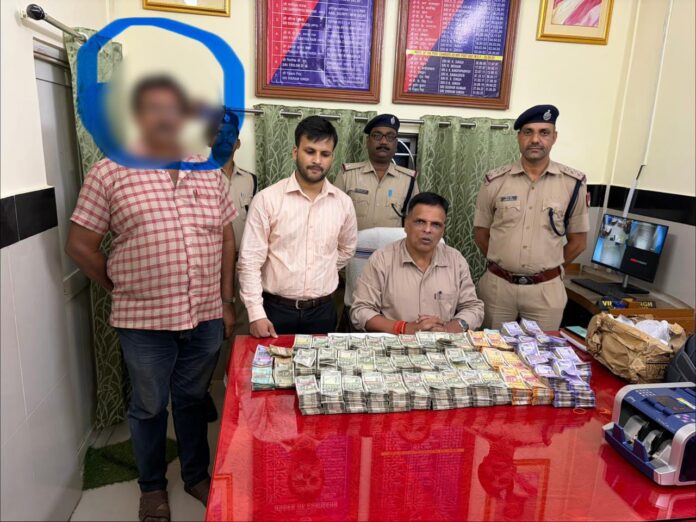 आरपीएफ के साथ बरामद रुपए और आरोपित