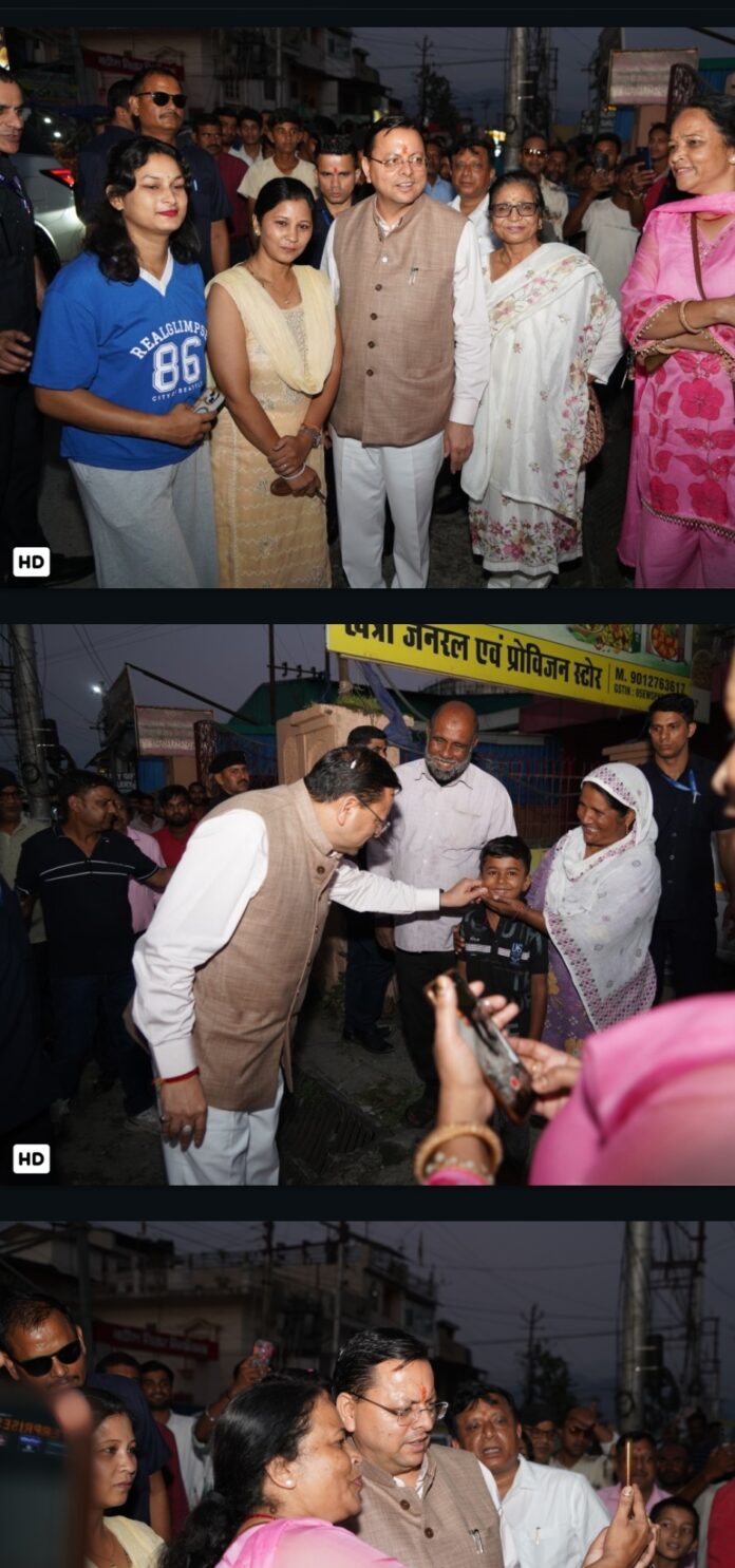 जल सृष्टि पार्क के लोकार्पण कार्यक्रम से लौटते समय अपना काफिला अचानक रुकवाकर स्थानीय लोगों और बच्चों से मुलाकात करते।