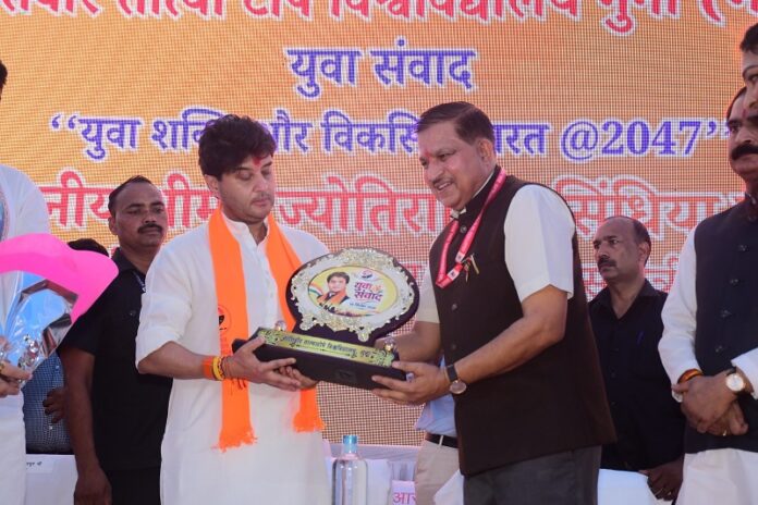 गुना में युवा संवाद कार्यक्रम में केन्द्रीय मंत्री ज्योतिरादित्य सिंधिया का स्वागत करते हुए