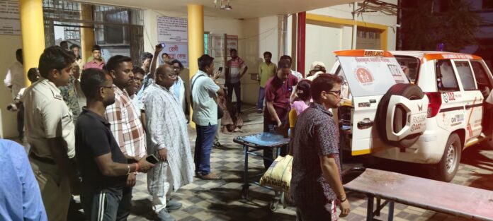 अस्पताल में घायल युवकों का इलाज जारी