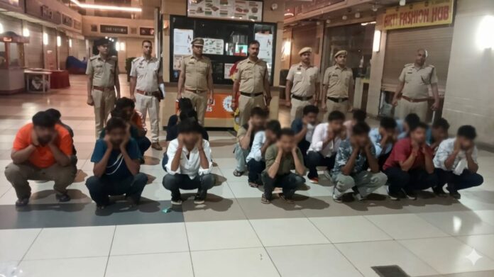 गुरुग्राम के सफायर 90 मॉल में स्पा सेंटर्स पर छापेमारी के दौरान पकड़े गए युवक युवतियां।