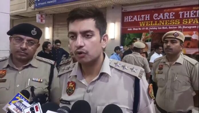 गुरुग्राम के सफायर मॉल 90 में छापेमारी के दौरान जानकारी देते एसीपी अभिलक्ष लेखी।