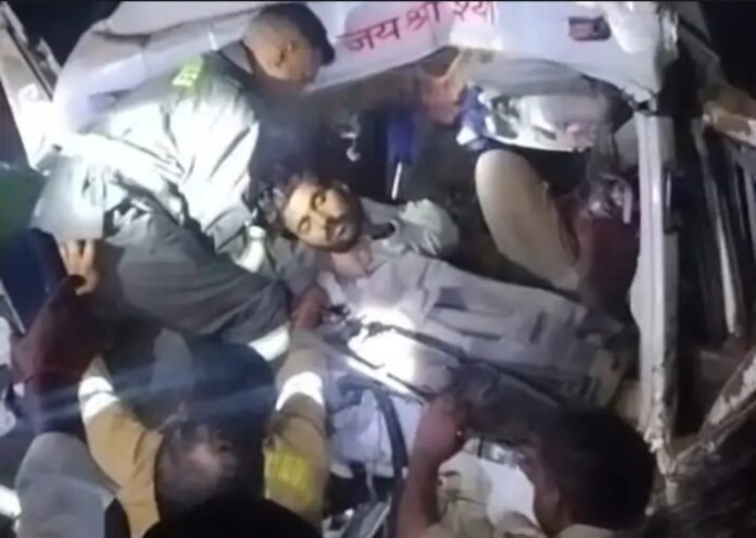 फोटो। डम्फर में फंसे चालक को बाहर निकलते लोग