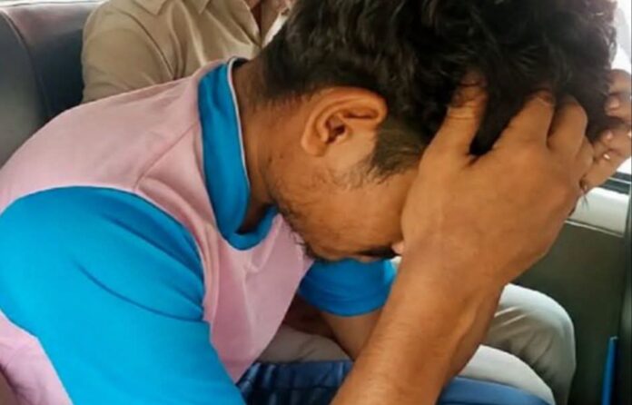 आरोपित अमित को लेकर जाती पुलिस