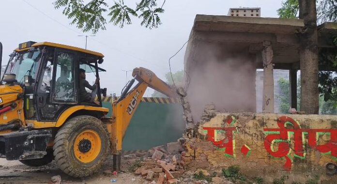 केडीए की कार्रवाई के दौरान लिया गया छायाचित्र