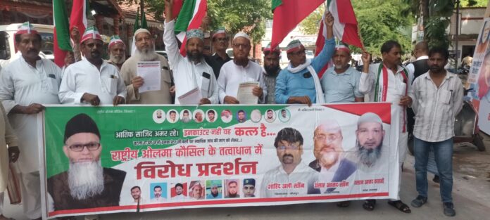बतला हाउस कांड होने का प्रदर्शन करते हुए राष्ट्रीय उलेमा काउंसिल के लोग