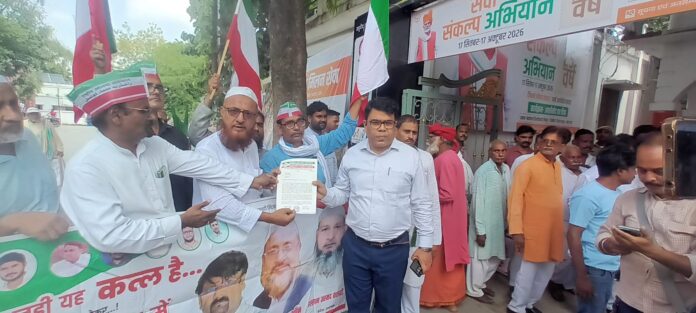 राष्ट्रीय उलेमा काउंसिल के लोग बटला हाउस कांड की जांच की मांग को लेकर सिटी मजिस्ट्रेट महिपाल सिंह को ज्ञापन सौंपते हुए