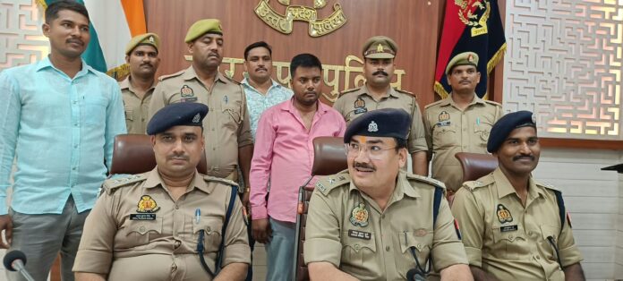शुभम हत्याकांड का खुलासा करते एसपी दक्षिणी दिनेश कुमार पूरी, साथ में पुलिस अधिकारी।
