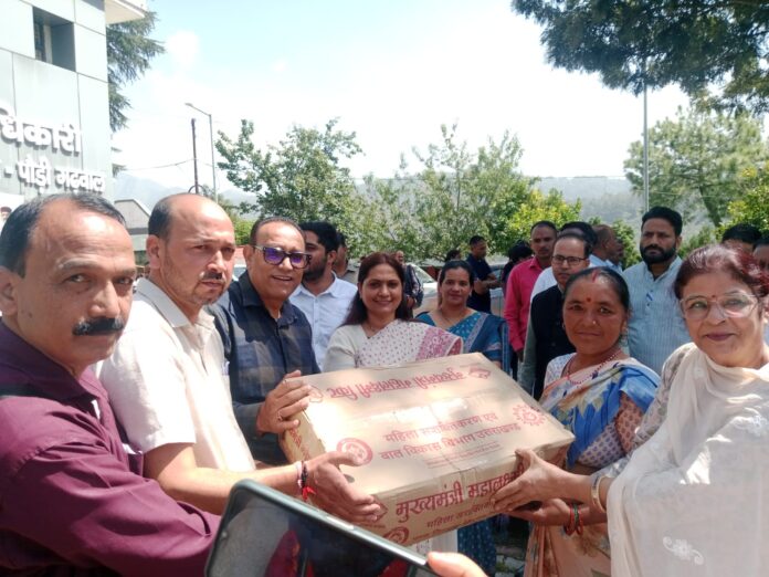 पौड़ी के एकेश्वर में बहुउद्देशीय शिविर का आयोजन के द्वारा मौजूद लोग