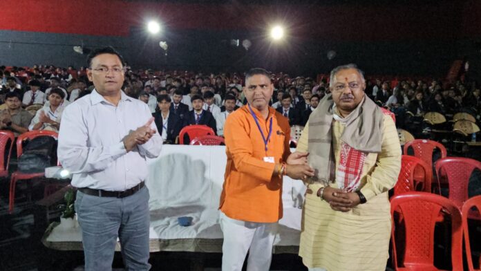 फोटो-19एनटीएच07 नई टिहरी के पालिका सभागार में युवा गोष्ठी में सह क्षेत्र प्रचार प्रमुख तपन कुमार का स्वागत करते आयोजक।
