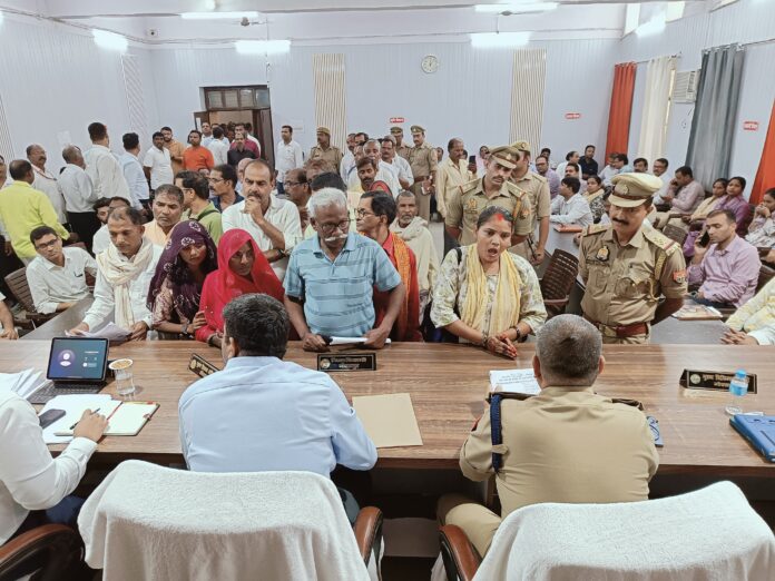 सदर तहसील सभागार में शनिवार को आयोजित सम्पूर्ण समाधान दिवस में फरियादियों की समस्याएं सुनते एसडीएम सदर ज्ञान प्रताप सिंह एवं मौजूद अधिकारी।