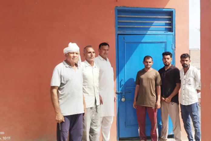 बधाना जलघर को ताला लगाते ग्रामीण।
