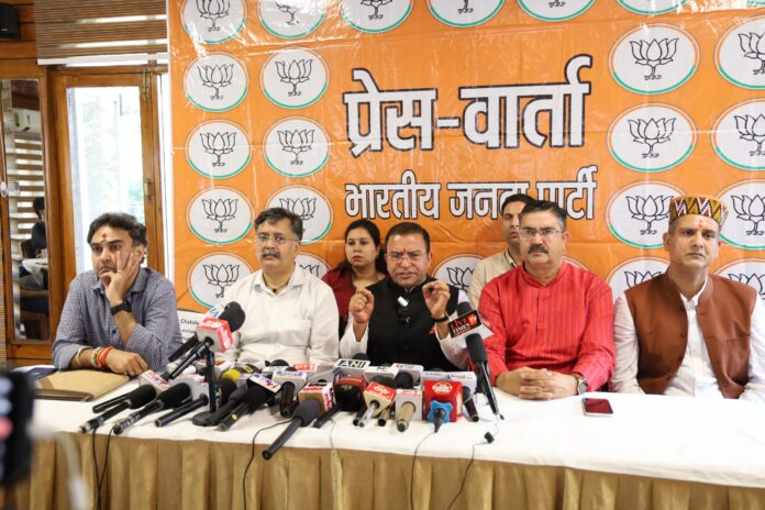 पत्रकार वार्ता को संबोधित करते हुए भाजपा प्रवक्ता त्रिलोक कपूर।