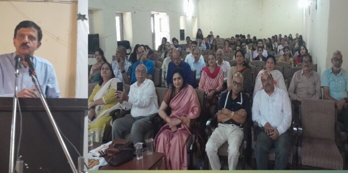 शिक्षा सचिव राकेश कंवर संबोधित करते हुए,