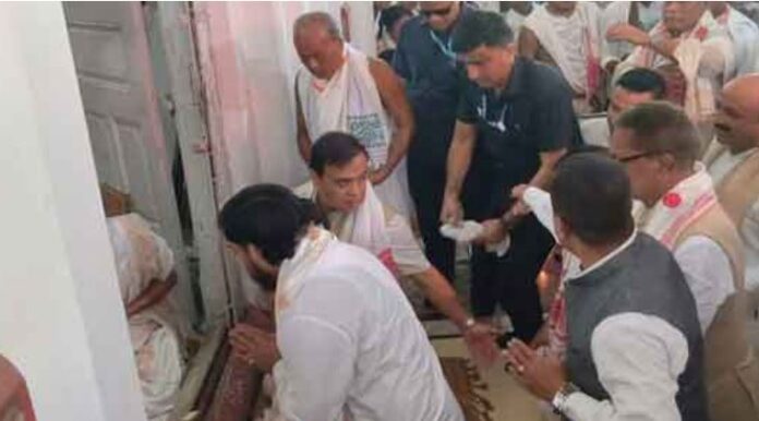 मधुपुर सत्रा  में पूजा अर्चना करते  असम के मुख्यमंत्री और मंत्री निशीथ प्रमाणिक