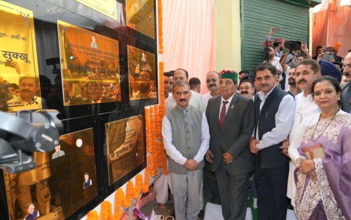मुख्यमंत्री उदघाटन करते हुए