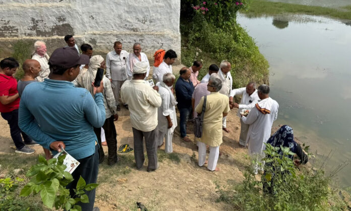 जलाशय की पूजा अर्चना करते हुए आरएसएस के स्वयं सेवक