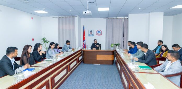 नेपाल के जेन जी सांसदों के साथ प्रधानमंत्री बालेन्द्र शाह