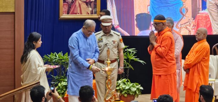 कार्यक्रम का शुभारंभ करते हुए राज्यपाल।