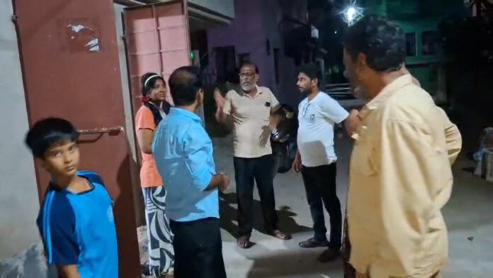 पूर्व जिलाध्यक्ष के परिजनों मे मची दहशत