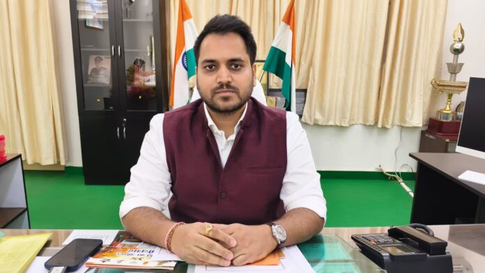 सोनभद्र जिलाधिकारी चर्चित गौड़