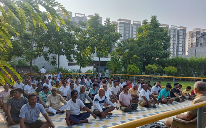 बुद्ध नगर के एकत्रीकरण में स्वयंसेवकों को संबोधित करते राष्ट्रीय स्वयंसेवक संघ के प्रांत प्रचारक रमेश जी। साथ में प्रांत संघचालक डॉ. महेंद्र अग्रवाल एवं अन्य पदाधिकारी।