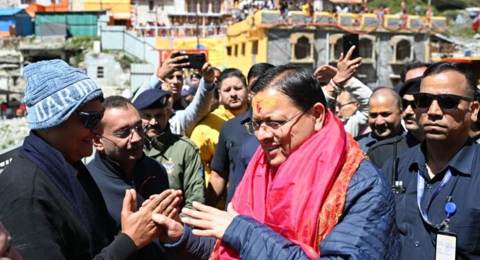 बदरीनाथ धाम में श्रद्धालुओं से मिलते सीएम पुष्कर सिंह धामी।