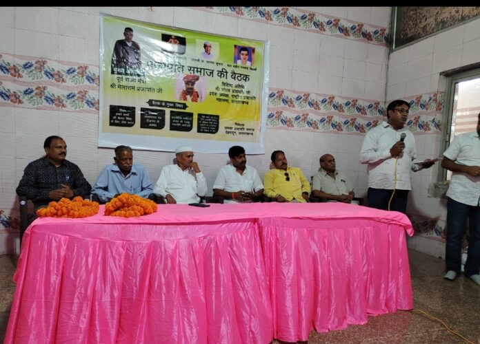 चकराता रोड स्थित कुम्हार मंडी में रविवार को आयोजित प्रजापति समाज की बैठक