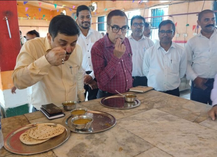 भोजन करके जांच करते न्यायाधीश