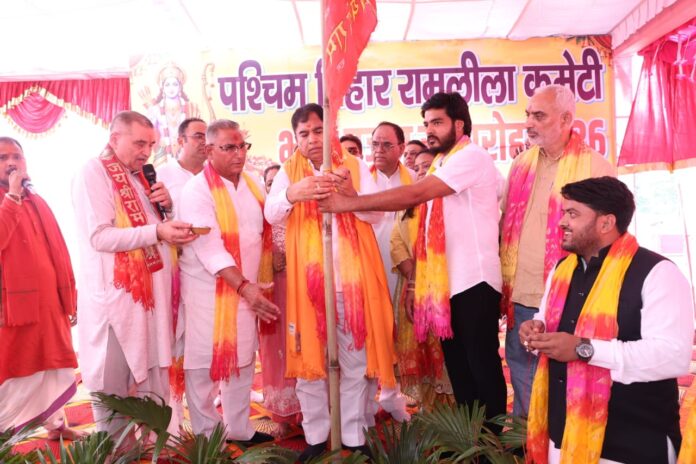 पश्चिम विहार में राम लीला भूमि पूजन समारोह में शामिल सांसद योगेंद्र चंदौलिया