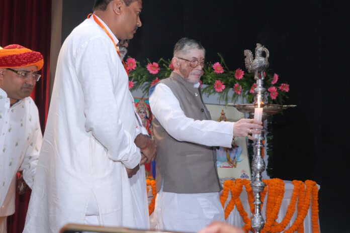 दीप प्रज्वलित कर कार्यक्रम का शुभारंभ करते राज्यपाल