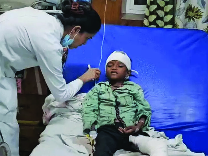 हादसा : मजदूरों से भरी ट्रॉली को अनियंत्रित ट्रक ने मारी जोरदार टक्कर:6 साल की बच्ची समेत 2 की मौत, एक युवती के दोनों पैर कटे