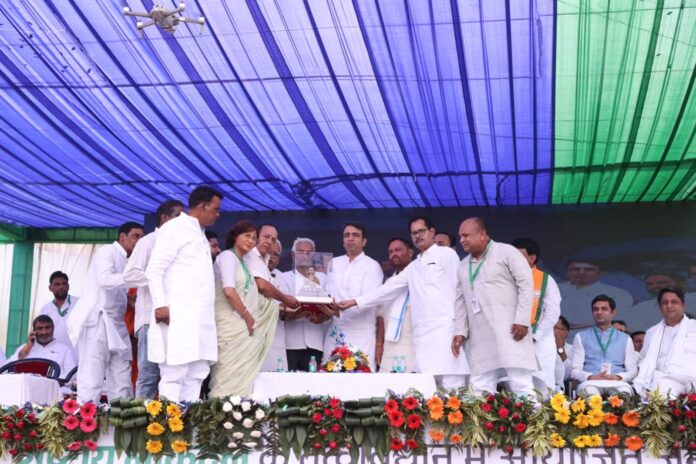 मंच पर पार्टी नेतागण राष्ट्रीय अध्यक्ष जयंत चौधरी का स्वागत करते हुए