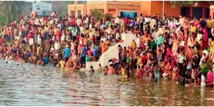 भादो छठ मेला में उमड़ी भीड़ भादो छठ मेला में उमड़ी भीड़
