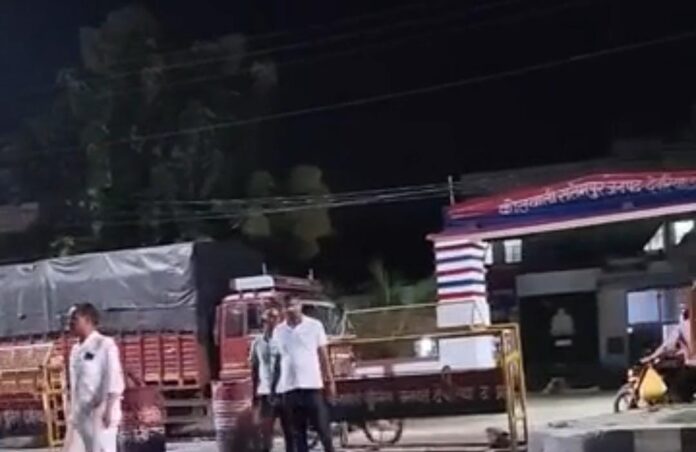 सलेमपुर पुलिस ने कब्जे में ट्रक
