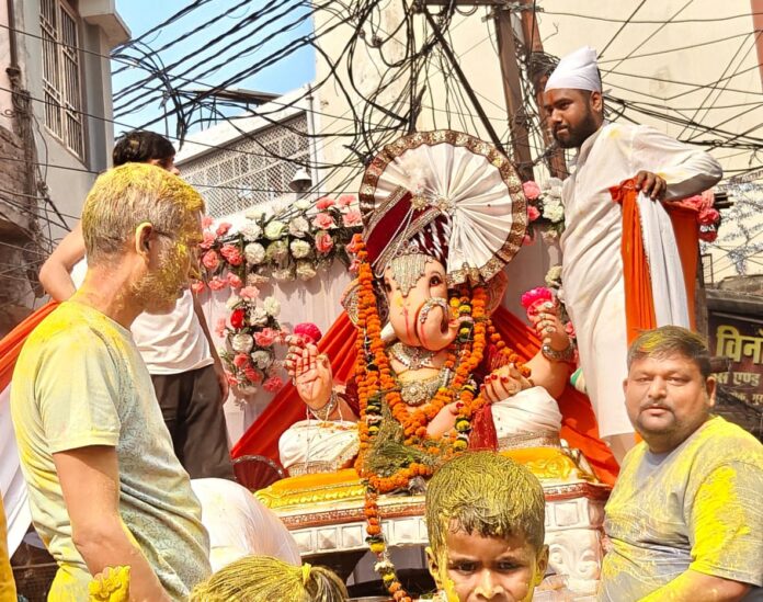 मुरादाबाद महानगर में गणेश प्रतिमा का विसर्जन जारी, गूंजे जयकारें