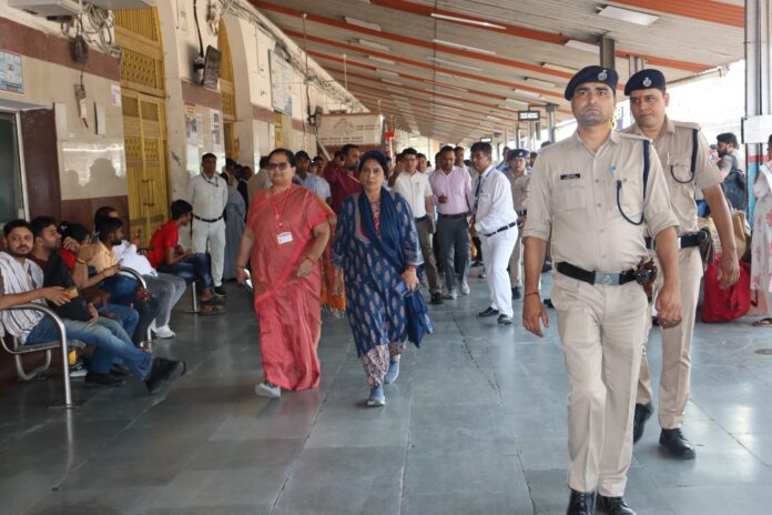 मुरादाबाद-बरेली रेलखंड का विंडो ट्रेलिंग निरीक्षण करतीं डीआरएम विनीता श्रीवास्तव।