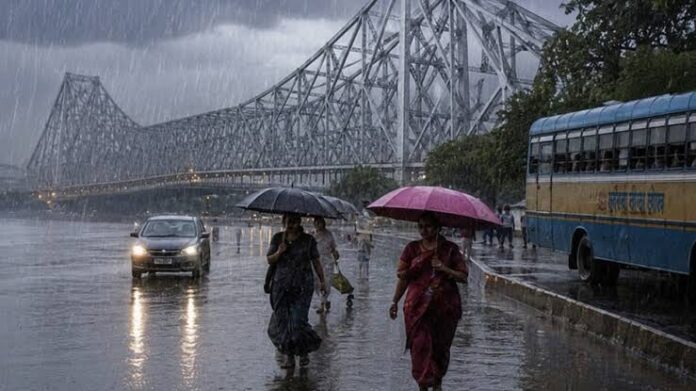 बारिश से बदला पश्चिम बंगाल, छाए घने बादल आज