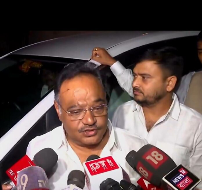 पत्रकारो सै बात करते शमिक भट्टाचार्य