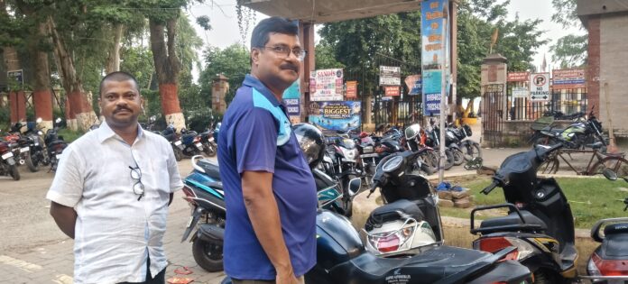 सैंडिस के बाहर लगा वाहन और खड़े लोग