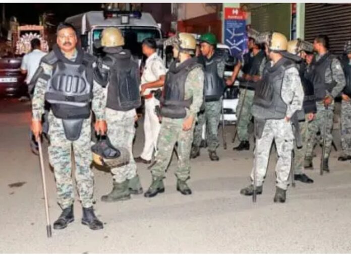 विवाद के बाद तैनात पुलिस कर्मी