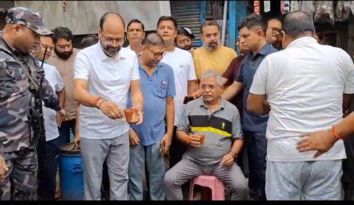 प्रातःभ्रमण के दौरान अपने समर्थकों के साथ चाय की चुस्की लेते दिलीप घोष