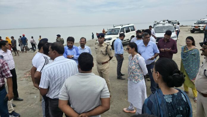 निरीक्षण करते डीएम और सिटी एसपी