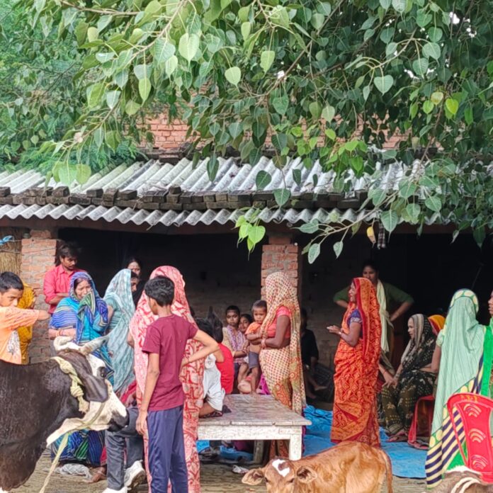 मृतका के घर जुटी भारी भीड़